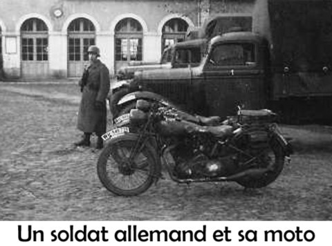 Un soldat allemand et sa moto